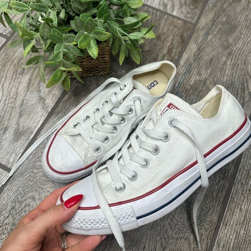 Women's Low Top White Chuck Taylor All Star Ox Converse Sneakers